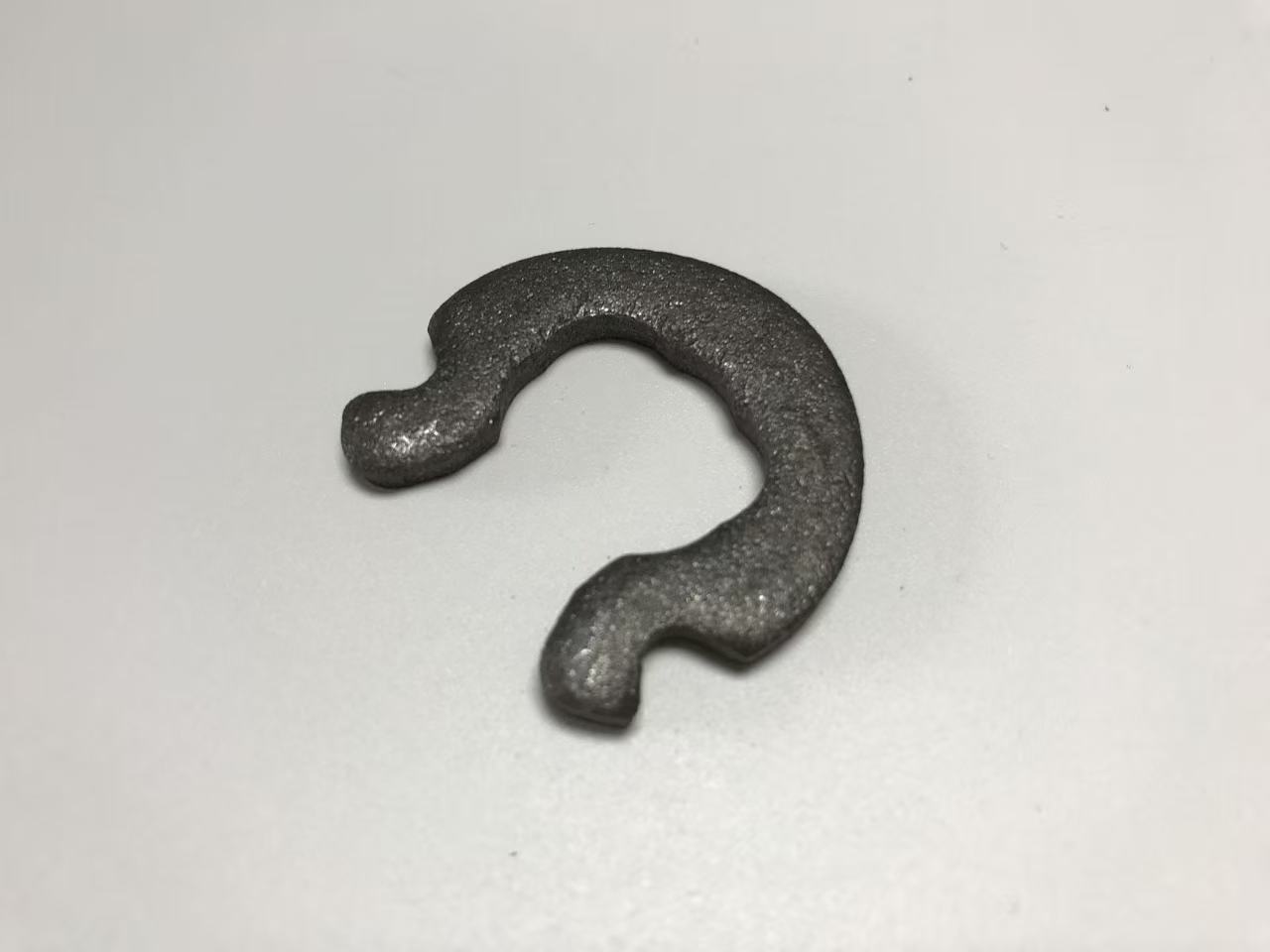 斗式提升机设备，垂直输送结构，金属链条传动，展现垂直提升功能